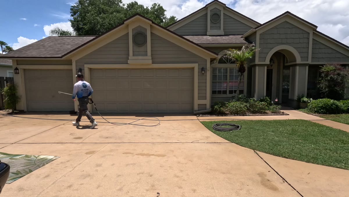 Jax Pressure Pro cleaning the driveway of a Northeast Florida home